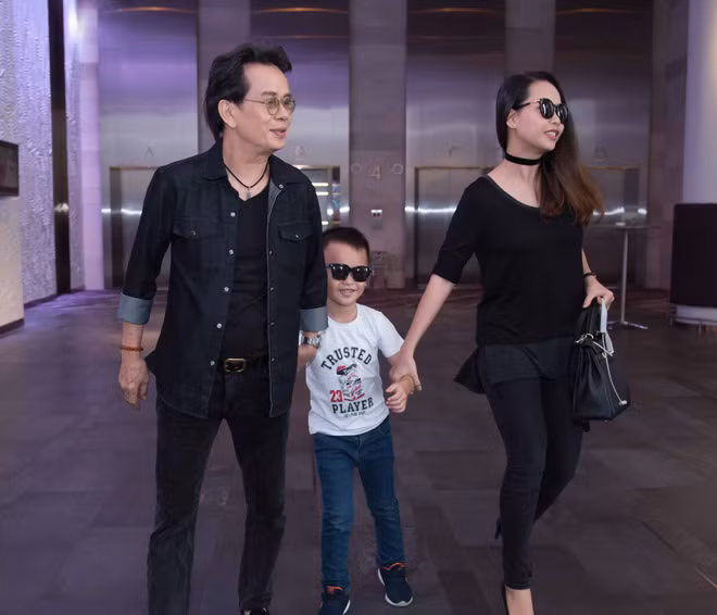 Tối 31/5, khi xuất hiện tại buổi ra mắt chương trình Người hát tình ca, nhạc sĩ Đức Huy đã khiến rất nhiều người bất ngờ khi dẫn vợ trẻ và con trai 5 tuổi đi cùng anh. Đây cũng là lần hiếm hoi tác giả Người tình trăm năm công khai khoe vợ con tại sự kiện.