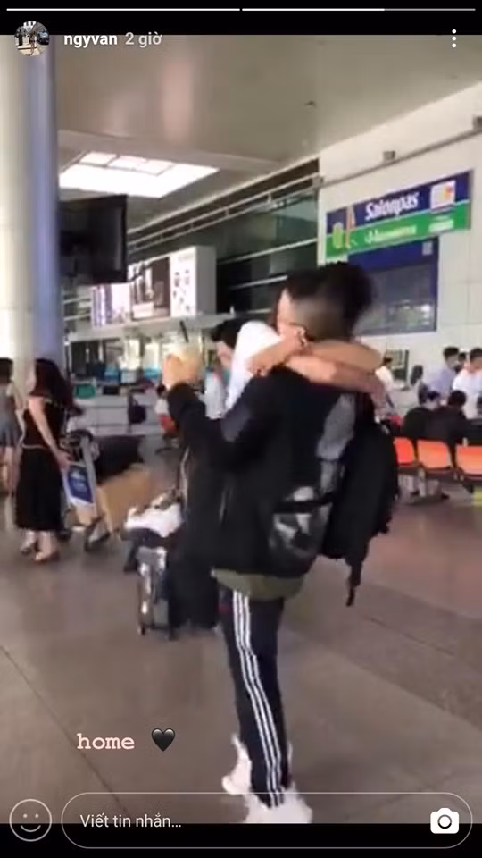 Y Vân cũng đăng tải hình ảnh ôm một người đàn ông giấu mặt ở sân bay.