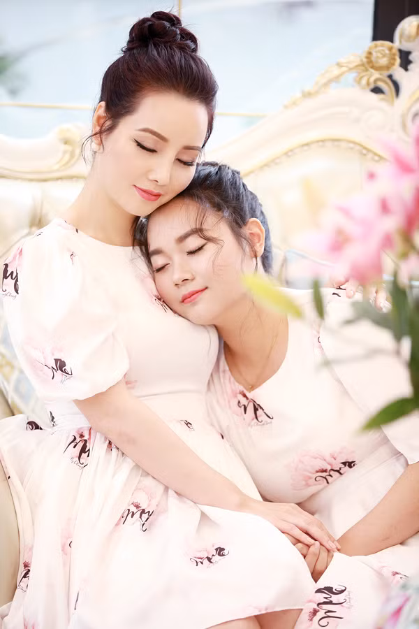 Mai Thu Huyền chia sẻ, ngoài thời gian dành cho công việc, cô luôn gần gũi, chia sẻ mọi vui buồn với các con. Nữ diễn viên tôn trọng quyền riêng tư và quan điểm của con. "Con gái đang ở độ tuổi ẩm ương, tính cách chưa ổn định nên tôi cố gắng làm bạn, tìm hiểu tâm sinh lý của con để cùng cháu vượt qua giai đoạn trẻ con đã qua, người lớn chưa tới này. Cũng may Huyền Anh rất thương mẹ và biết nghe lời", Mai Thu Huyền nói.