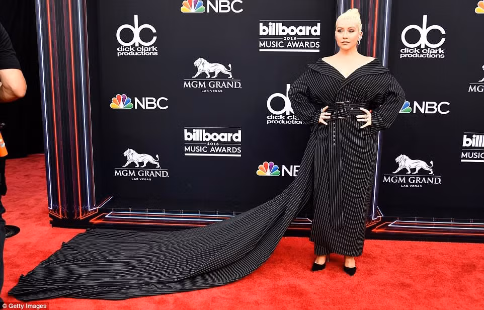 Lễ trao giải Billboard Awards diễn ra tại Las Vegas (Mỹ) hôm 20/5. Christina Aguilera xuất hiện trên thảm đỏ trong chiếc váy wrap họa tiết đường kẻ dài quét đất. Bộ cánh bị nhận xét quá khổ so với vóc dáng và chiều cao 1,57 m của Aguilera, vô tình biến cô thành "chú lùn".