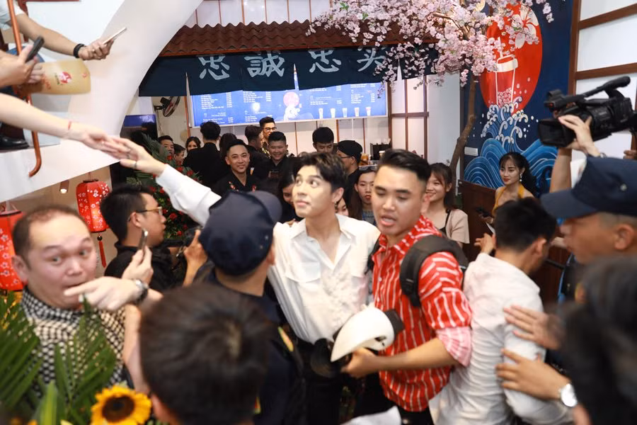 Tối 15/6, Noo Phước Thịnh tham dự một sự kiện tại Hà Nội. Vốn sở hữu ngoại hình hấp dẫn và lượng fan lớn nên Noo Phước Thịnh bị người hâm mộ vây kín.