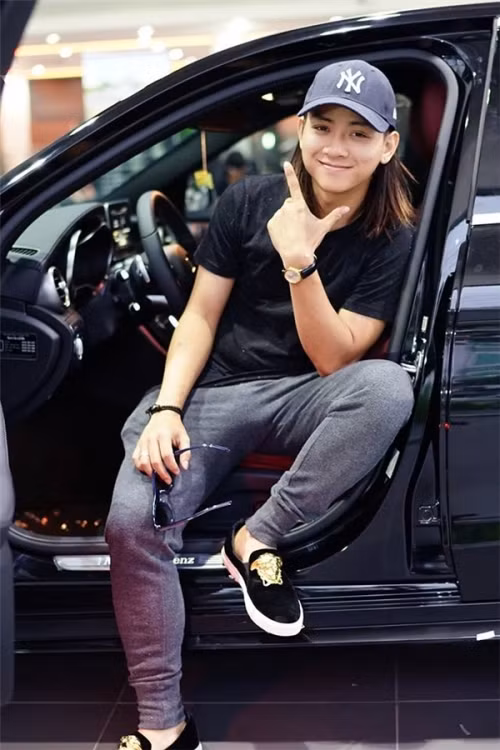 Đây không phải lần đầu tiên Hoài Lâm khiến fan ngỡ ngàng vì ngoại hình khác lạ. Cách đây 1 năm, hình ảnh giọng ca 23 tuổi từng bị gán mác “nổi loạn” khi nuôi tóc dài, cạo đầu tết tóc hay xăm mình.