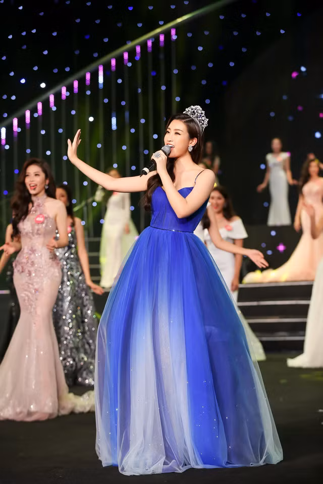 Hoa hậu Đỗ Mỹ Linh khoe giọng hát ngọt ngào trong phần mở màn đêm Gala 30 năm Hoa hậu Việt Nam.