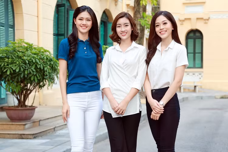 Tại buổi đến thăm và trao quà cho các bé nhân dịp Tết Trung thu còn có sự tham gia của Hoa hậu Đỗ Mỹ Linh, Á hậu Thanh Tú.