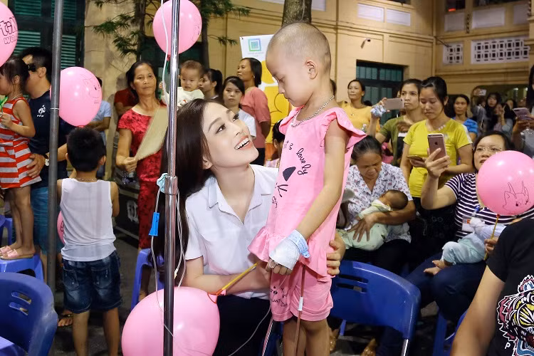 Với tấm lòng nhân ái, các người đẹp đã mang đến một mùa Trung thu tràn ngập yêu thương cho các em nhỏ.