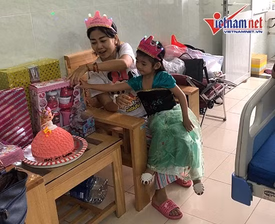 Con gái Mai Phương chỉ biết mẹ bị ốm, chưa nhận thức được nhiều. Bé vui vẻ hồn nhiên đón sinh nhật cùng mẹ trong bệnh viện.