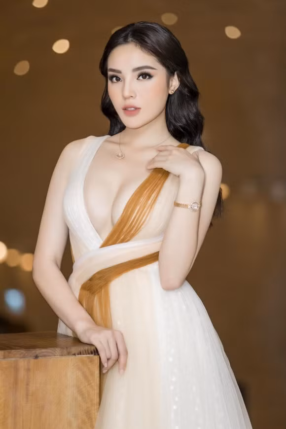Kết thúc kỳ nghỉ lễ, Hoa hậu Việt Nam 2014 liên tục bận rộn với các công việc đã được kí từ trước.