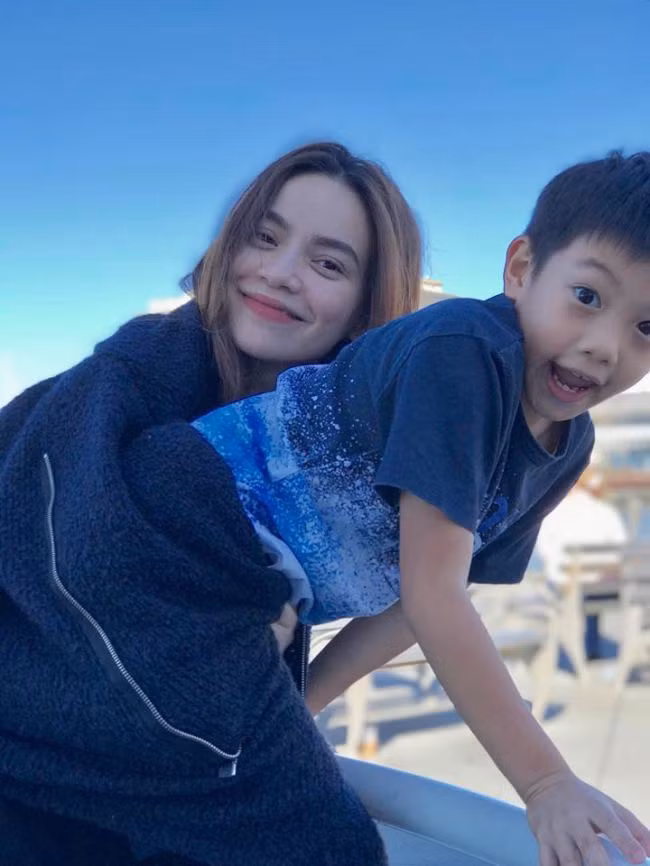 Hồ Ngọc Hà chia sẻ hình ảnh chụp cùng con trai Subeo tại Mỹ trong ngày kỉ niệm 1 năm bên nhau với Kim Lý. Ngoài ra, cô cũng xác nhận chuyến đi này chỉ có hai mẹ con và những người bạn.