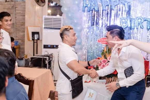 Phạm Văn Mách.