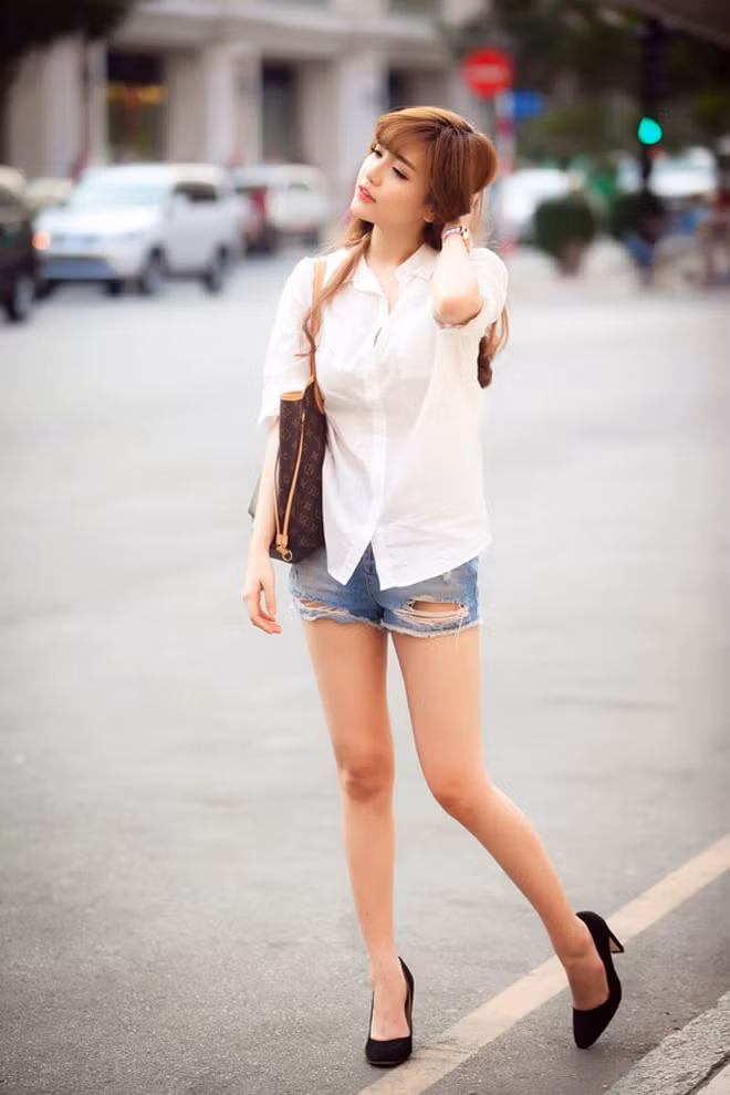 Dù chân đẹp là thế nhưng số ảnh tự khoe của Bùi Bích Phương lại không hề nhiều. Họa hoằn mới thấy nữ ca sĩ diện short khoe chân thon.