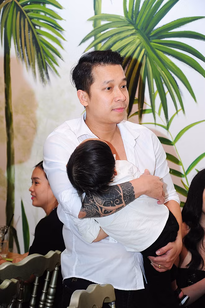 Ca sĩ Tiến Dũng (The Men). Vừa qua bạn gái kém 10 tuổi của nam ca sĩ đã xác nhận chuyện có con và cả hai đã đăng ký kết hôn.