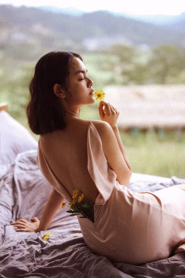 Nói về việc quay trở lại với âm nhạc sau thời gian dài vắng bóng, Phạm Quỳnh Anh chia sẻ: "Trong những năm đẹp nhất của tuổi trẻ, tôi đã chọn gia đình thay vì giấc mơ. Sự hy sinh này trong lòng tôi chưa bao giờ hối hận, vì cuộc sống của tôi đã xuất hiện 2 thiên thần nhỏ mà nhờ các con tôi nhận ra tình yêu trong tim mình dành cho chúng lớn lao hơn bất kỳ điều gì tôi có trên đời".