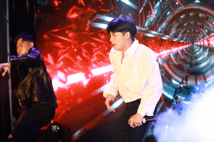 Ca sĩ Noo Phước Thịnh vừa hát vừa nhảy 3 ca khúc "Mãi mãi bên nhau", "Hold me tonight" và "Đừng nhìn lại".