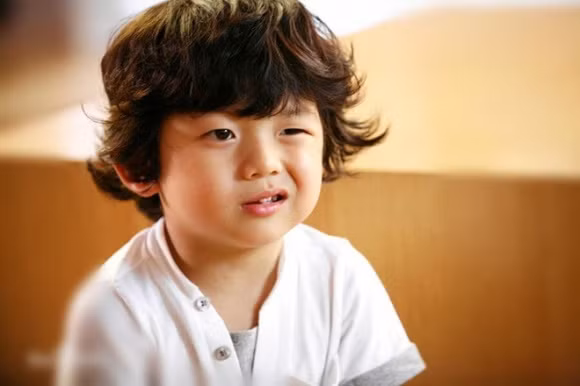 Wang Suk Hyun phải giã từ sự nghiệp vì tranh chấp của cha mẹ. Năm 2009, sao nhí Wang Suk Hyun còn vinh dự nhận giải thưởng Ngôi sao thiếu niên lần thứ 2 (Korea Junior Star Awards-KJSA). Đây là một giải thưởng do các nhà làm phim, đạo diễn, giáo sư điện ảnh tại Hàn Quốc trao tặng cho những diễn viên triển vọng dưới 23 tuổi. Cậu bé cũng xuất hiện liên tục tại các lễ trao giải, các chương trình truyền hình và được ví như "Macaulay Culkin (diễn viên nhí của serie Ở nhà một mình) của Hàn Quốc". Tuy thành công là vậy, nhưng Wang Suk Hyun lại phải sớm chia tay làng giải trí do bất đồng từ gia đình. Cha mẹ Wang Suk Hyun đã ly hôn và cậu bé sống với mẹ. Mẹ Wang Suk Hyun muốn cho con theo nghiệp diễn viên nên đã ký hợp đồng với công ty quản lý nghệ sĩ. Thế nhưng, bố của cậu lại phản đối và quyết tâm kiện công ty này ra tòa vì ký hợp đồng mà không được sự cho phép của ông.Vì vậy, trong sự nghiệp của mình Wang Suk Hyun chỉ đóng đúng 2 phim Ông ngoại tuổi 30, Songs of Strings.