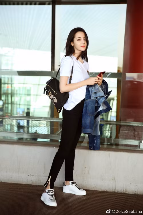 Những bộ trang phục street style của cô dù đơn giản nhưng cũng vô cùng hợp xu hướng với những phụ kiện đắt tiền làm điểm nhấn.