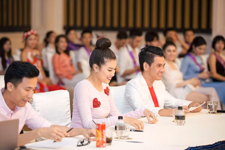 Nguyễn Thị Thành trên hàng ghế giám khảo phần thi tài năng.