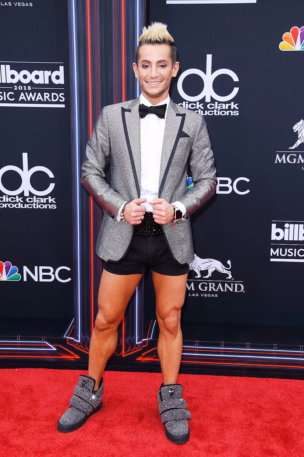 Frankie Grande, anh trai của ngôi sao ca nhạc Ariana Grande, không xa lạ gì với các màn "làm lố" trên thảm đỏ. Lần này, anh tiếp tục lọt top sao mặc xấu khi mặc suit kiểu nửa vời, phối áo vest và quần short không ăn nhập.