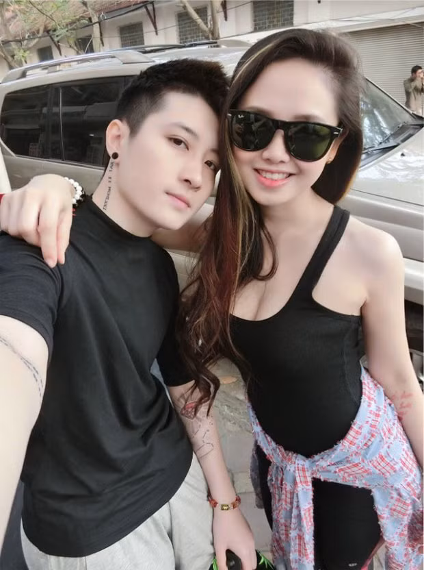 Thật ra, từ trước tới nay, tôi sống không cần đàn ông cho lắm, nhưng trước đó, tôi không cảm nhận rõ ràng rằng mình có les hay không. Cho đến khi gặp được Lin Jay, tôi có cảm giác như mình đã tìm được người mình yêu, tôi chỉ muốn chung thủy với bạn ấy và không còn cảm xúc với đàn ông nữa.…”.