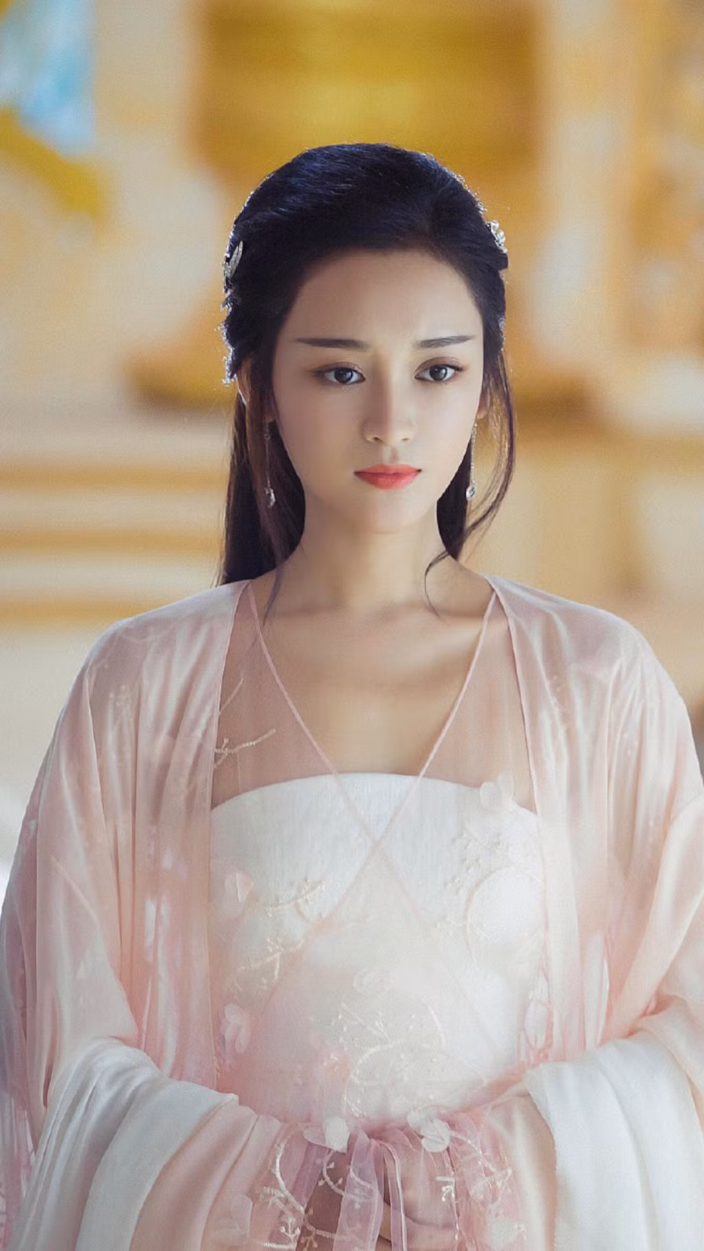 Trong dàn diễn viên trẻ có ngoại hình nổi bật ở Trung Quốc, Vương Nhất Phi được ca tụng có sắc đẹp thoát tục, thanh khiết. Theo Sina, nữ diễn viên sinh năm 1995 sở hữu vẻ đẹp “ngắm là mê mệt”. Tuy nhiên, gần đây, cô lại trở thành đối tượng bị cư dân mạng chỉ trích sau những phát ngôn tranh cãi dành cho công ty quản lý. Trên Weibo, cô bị chế nhạo chưa nổi tiếng đã biết xấc xược. Nhiều cư dân mạng đòi tẩy chay Vương Nhất Phi.