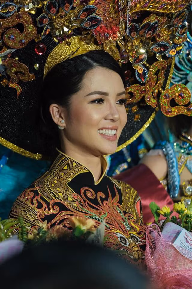 Bộ áo dài được lấy cảm hứng từ trang phục của vua chúa thời xưa thể hiện sự quyền lực cùng với khăn đống hình chim công được thiết kế 4D.