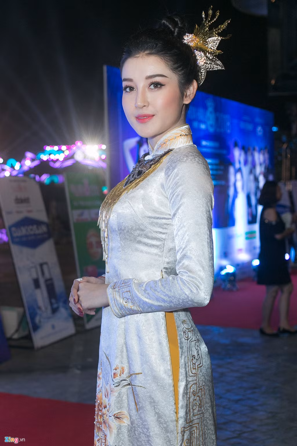 Á hậu Huyền My đến sớm tại thảm đỏ đêm thi Người đẹp Biển và Người đẹp Du lịch của Hoa hậu Việt Nam 2018 vào tối 25/8 tại Đà Nẵng. Cô sẽ đóng vai trò dẫn dắt đêm thi cùng MC Nguyên Khang. Huyền My diện áo dài lụa trắng điểm xuyết hoa văn vàng lộng lẫy.