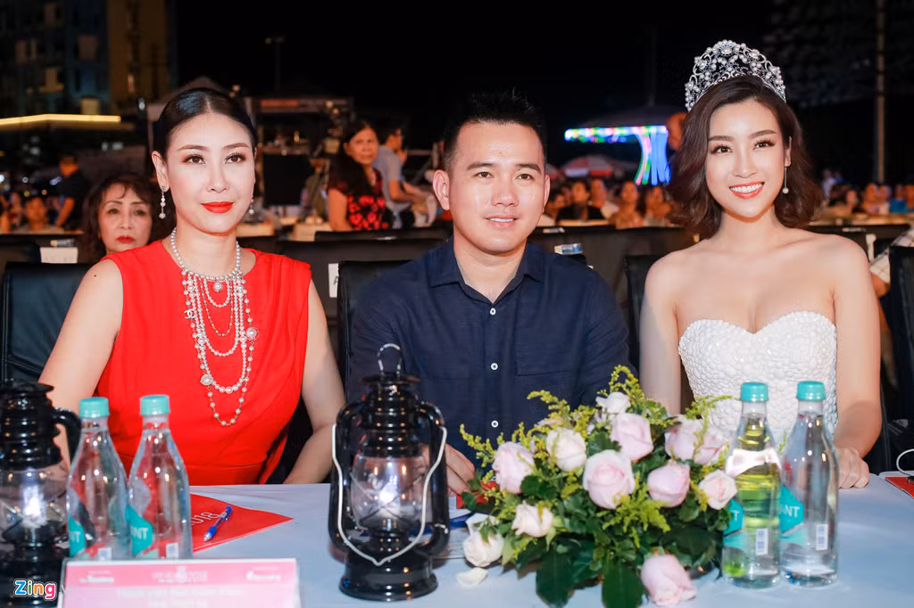 Hoa hậu Hà Kiều Anh, Hoa hậu Đỗ Mỹ Linh và nhà thiết kế Lê Thanh Hòa trên ghế giám khảo. Các giám khảo còn lại là Hoa hậu Bùi Bích Phương, nhà sử học Dương Trung Quốc, nhà thơ - nhà báo Hữu Việt và GS bác sĩ - Tiến sĩ Hoàng Tử Hằng.
