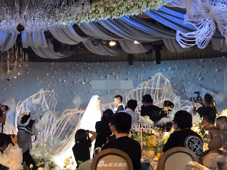 Lễ cưới của Trương Hinh Dư và Hà Tiệp đơn giản, không có sự tham gia của các nghệ sĩ trong giới showbiz. Sina tiết lộ nữ diễn viên không có nhiều bạn bè trong giới. Thêm vào đó, vợ chồng cô muốn hôn lễ diễn ra kín đáo.