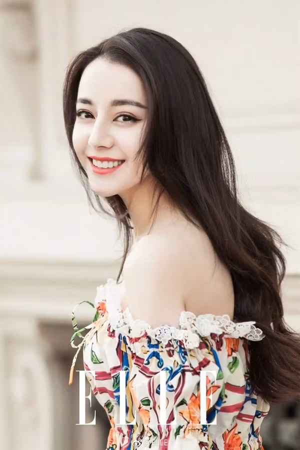 Mỹ nhân 9x - Địch Lệ Nhiệt Ba bị đặt vào trong "tầm ngắm" của Phong Hành Studio.