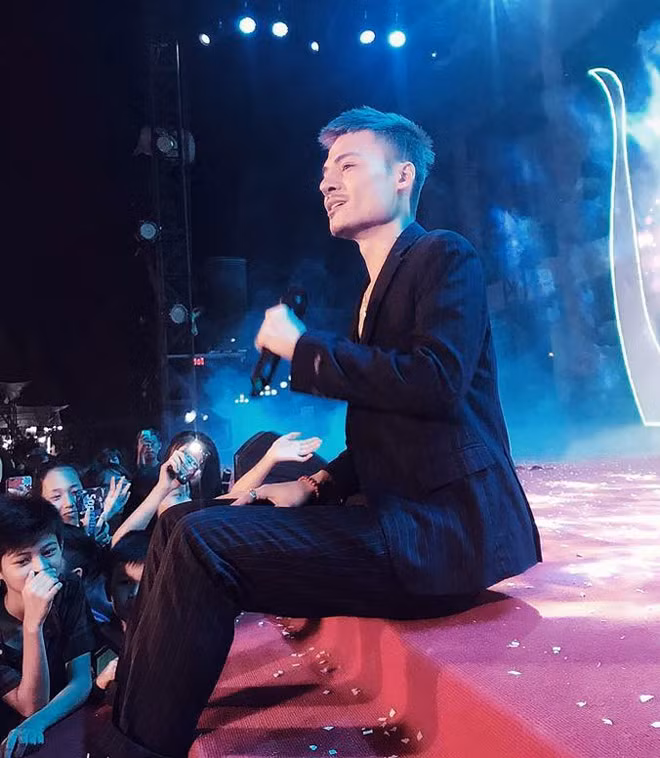 Hoa Vinh bất ngờ tuyên bố tạm ngưng ca hát dù đang là cái tên đắt show như sao hạng A.
