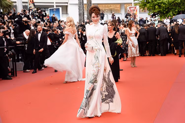 Xuất hiện trên thảm đỏ Cannes mới đây, Lý Nhã Kỳ gây ấn tượng khi diện trang phục áo dài truyền thống của Việt Nam.