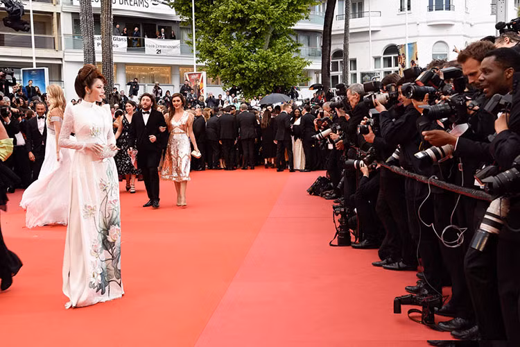 Tà áo dài Việt vốn giản dị mà tinh khôi nổi bật giữa rừng váy dạ hội tại Cannes.
