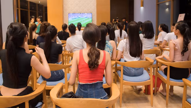 Các người đẹp Hoa hậu Việt Nam tập trung xem World Cup sau buổi luyện catwalk.