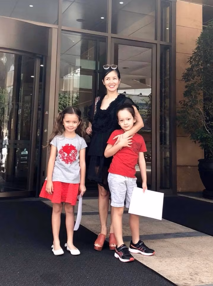 Đi kèm với bài thơ là những hình ảnh Hồng Nhung nở nụ cười trên môi bên hai con yêu.