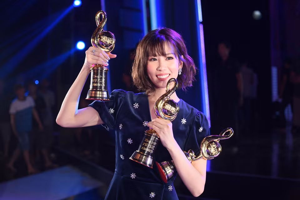 Ôm chặt trong tay 3 chiếc cúp vinh danh Ca khúc của năm, MV của năm và Song ca/Nhóm ca được yêu thích, Min nở nụ cười rạng rỡ và hứa sẽ luôn nỗ lực hết mình vì âm nhạc để đền đáp lại tấm lòng người hâm mộ dành cho mình.