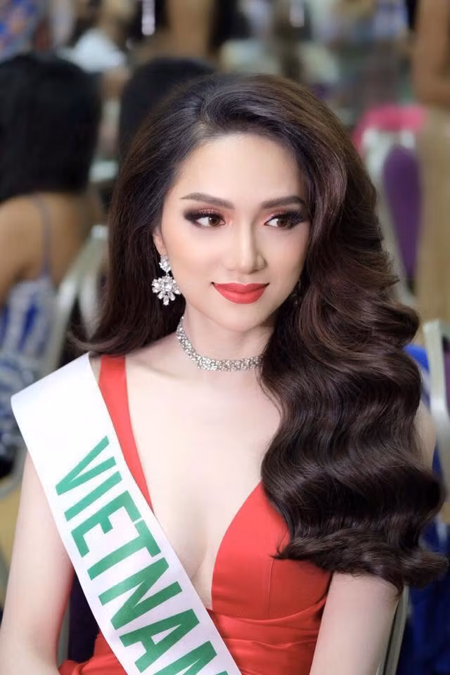 Nam ca sĩ còn liên tục kêu gọi ủng hộ cho Hương Giang trên trang cá nhân. Ảnh: FBNV
