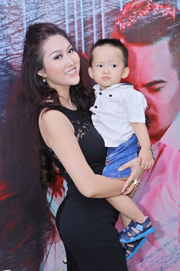 Phi Thanh Vân và con trai.