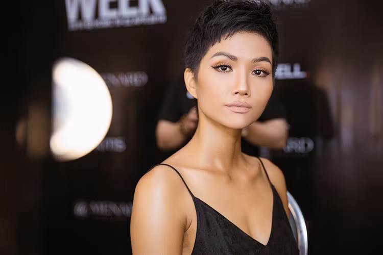 Tại đêm bế mạc Vietnam International Fashion Week 2018, Hoa hậu Hoàn vũ Việt Nam H'hen Niê tiếp tục nhận được sự chú ý khi xuất hiện với vai trò vedette.