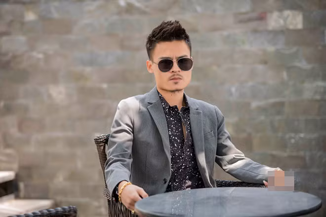 Nhiều khán giả cho rằng Vũ Hà đang "đá xéo" Hoa Vinh sau khi hiện tượng mạng tuyên bố: "Tôi xác định không cần chơi với ai trong showbiz này...".