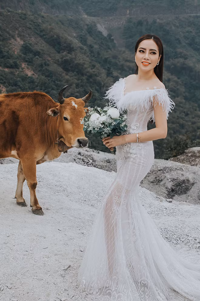 Hôn thê của giọng ca "Trái tim anh thuộc về em” sở hữu một nét đẹp sắc sảo không hề thua kém bất cứ nữ nghệ sĩ nào của showbiz.