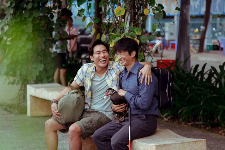 Không chỉ sở hữu tên phim độc đáo, dàn nhân vật trong phim cũng dị không kém. Nam chính của phim là Tám Bánh Tiêu (Kiều Minh Tuấn). Yêu Bích nhưng anh bị “bố vợ hờ” phản đối kịch liệt vì quá nghèo.