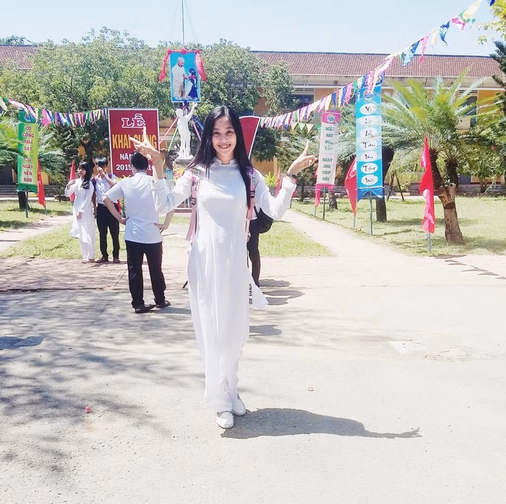 Hoa hậu Trần Tiểu Vy từng chia sẻ ảnh khai giảng chụp tại trường vào ngày 5/9/2015, khi cô bước vào lớp 10.