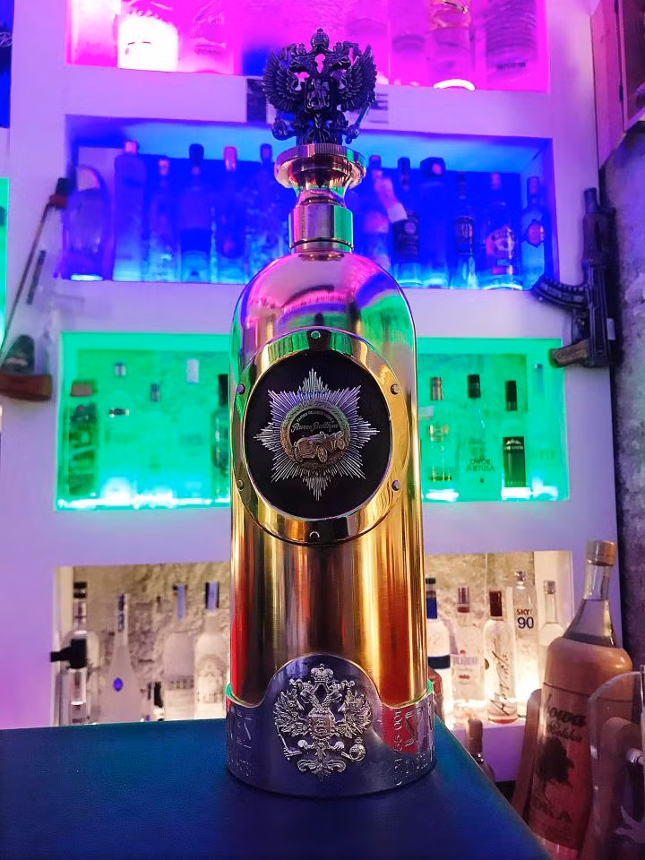 Chai rượu của hãng xe hạng sang Russo-Baltique của Nga được mệnh danh là “chai vodka đắt nhất thế giới". Chai rượu của hãng xe hạng sang Russo-Baltique của Nga được mệnh danh là “chai vodka đắt nhất thế giới".