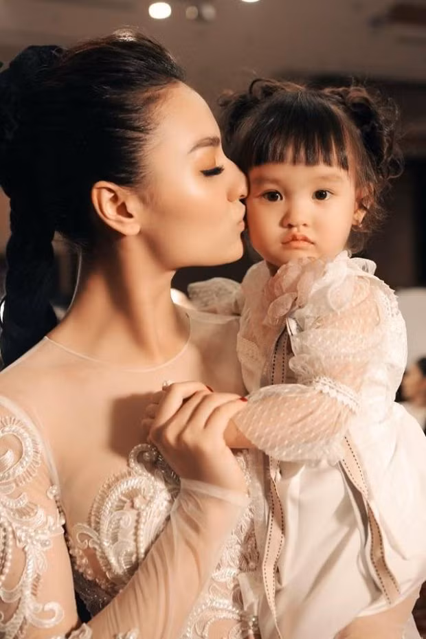 Hồng Quế chọn cách im lặng để bảo vệ con mình.