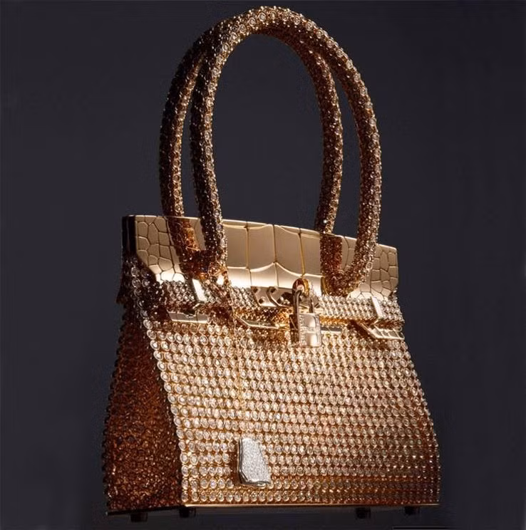  Túi Birkin Sac Bijou 41 tỷ đồng: Túi được kết hợp các từ "Bijou" và "Birkin" với nhau. Được đính 2,712 viên kim cương và được thiết kế bởi nhà thiết kế túi lừng danh thế giới Pierre Hardy. Thực sự, đây là chiếc túi làm khuynh đảo thế giới thời trang. Thay vì mua nó, bạn có thể sở hữu được cả một chiếc biệt thự. Chỉ có 1 đến 2 người sẵn sàng chi tiền cho chiếc túi xách xa xỉ và sang trọng này. Túi Birkin rất khan hiếm, đó là lý do tại sao mọi người sẵn sàng trả một số tiền cao và điên rồ đến vậy.
