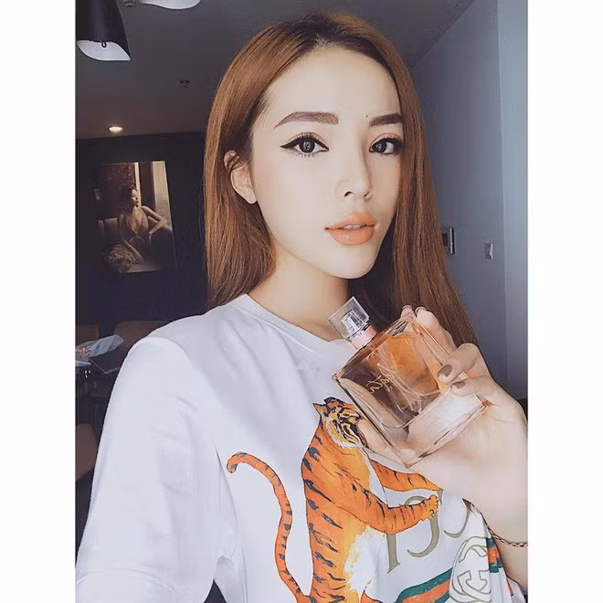 Dù vậy, hoa hậu luôn im lặng khi đề cập tới chuyện đã đụng dao kéo. Cô cũng lấy lý do góc chụp và ánh sáng để giải thích cho hình ảnh cằm dài và nhọn bất thường.