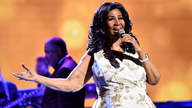 Ngày 16/8, các trang báo thế giới đồng loạt đưa tin "nữ hoàng nhạc Soul" Aretha Franklin đã trút hơi thở cuối cùng tại nhà riêng ở Detroit (bang Michigan, Mỹ) ở tuổi 76, sau thời gian chống chọi với bệnh ung thư tuyến tụy. Sự ra đi của nữ danh ca đã để lại nỗi mất mát to lớn với nền âm nhạc thế giới.