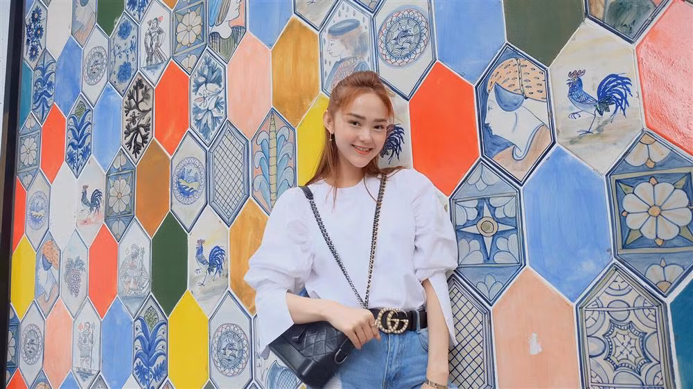 Mặc dù chưa một lần lên tiếng về nghi án phẫu thuật thẩm mỹ, thậm chí còn phủ nhận "Tôi không cần nhờ đến phẫu thuật thẩm mỹ vì bây giờ có rất nhiều công nghệ giúp cho người phụ nữ đẹp hơn mà không cần dao kéo", tuy nhiên những hình ảnh khác lạ của Minh Hằng vẫn khiến cô phải đối mặt với nghi án "đập mặt".