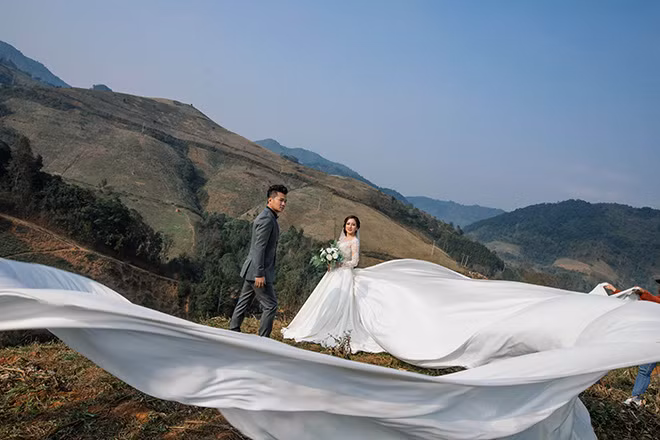 Ca sĩ Lâm Vũ (sinh năm 1982) sẽ từ giã cuộc sống độc thân khi ngày 17/5 tổ chức lễ cưới với cô dâu Huỳnh Tiên tại TP.HCM. Nam ca sĩ thực hiện bộ ảnh cưới tại Sapa và Mộc Châu để lưu giữ kỷ niệm cũng như tái hiện lại quãng thời gian yêu. Ca sĩ Lâm Vũ (sinh năm 1982) sẽ từ giã cuộc sống độc thân khi ngày 17/5 tổ chức lễ cưới với cô dâu Huỳnh Tiên tại TP.HCM. Nam ca sĩ thực hiện bộ ảnh cưới tại Sapa và Mộc Châu để lưu giữ kỷ niệm cũng như tái hiện lại quãng thời gian yêu.