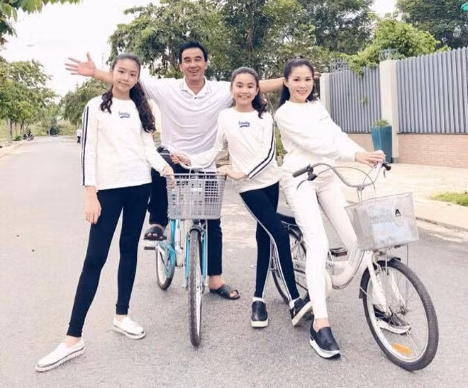 Kèm theo những lời nhắn tình cảm là loạt ảnh nam MC giản dị, hạnh phúc, mang dép tổ ong chạy xe đạp cùng vợ con vào sáng sớm. Đây cũng là lần hiếm hoi chia sẻ hình ảnh cao lớn phổng pháo của hai cô công chúa nhà anh là Lọ Lem và Hạt dẻ.