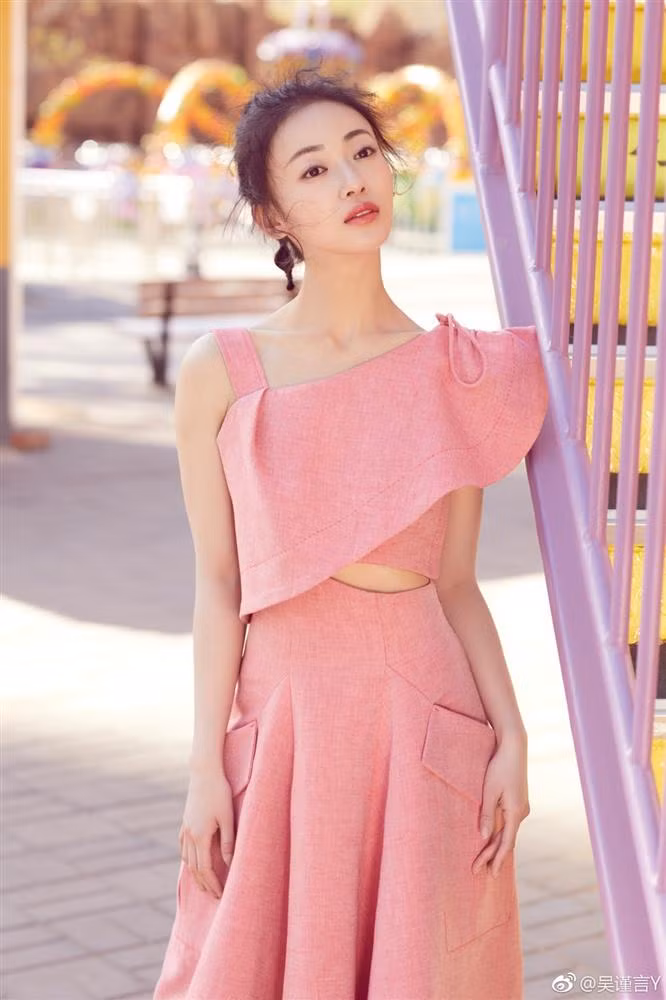 Nếu bạn cho rằng người càng gầy mặc đồ càng đẹp thì trường hợp của Ngô Cẩn Ngôn sẽ chứng minh điều ngược lại.